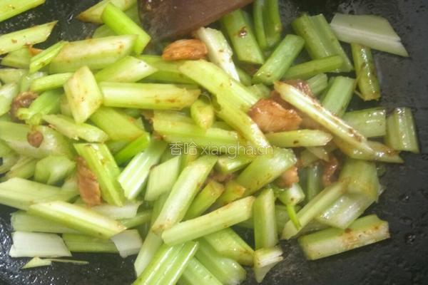 豆瓣酱芹菜肉片的做法图解3