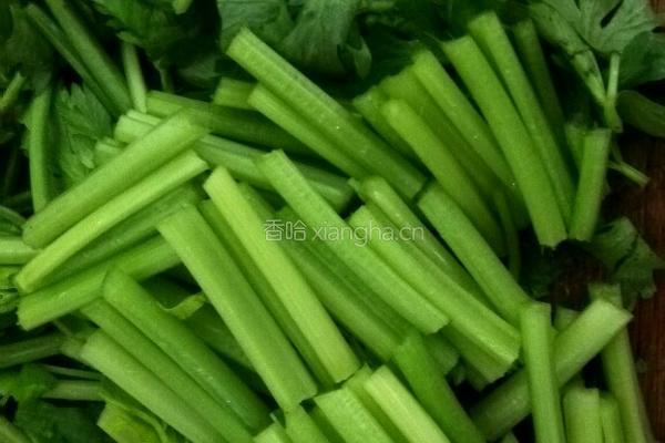 香芹炒肉丝的做法图解1