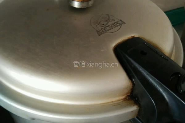 高压锅酱肘子的做法图解11