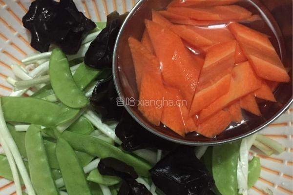 木耳炒荷兰豆的做法图解1