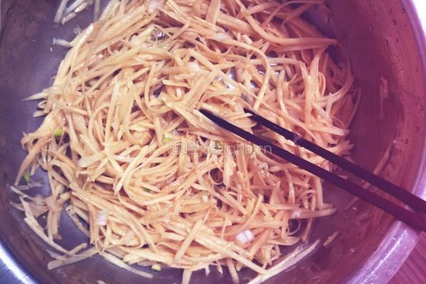 香脆土豆丝饼的做法图解2