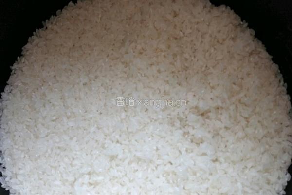 焖大米饭的做法图解1