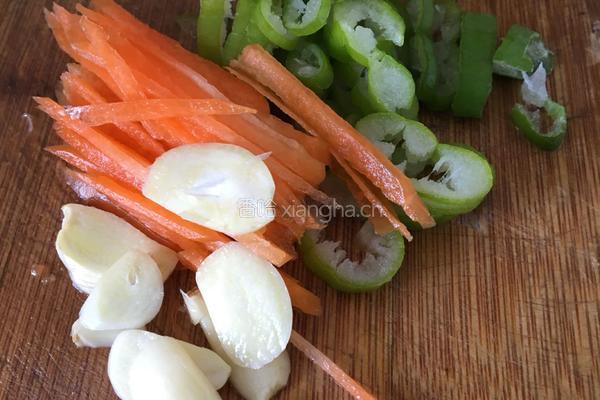 大白菜香菇腊肉砂锅面的做法图解1
