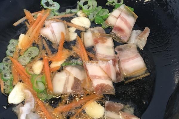 大白菜香菇腊肉砂锅面的做法图解4