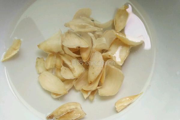银耳莲子羹的做法图解3