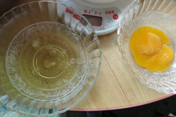 葡萄干肉松蛋糕卷的做法图解2