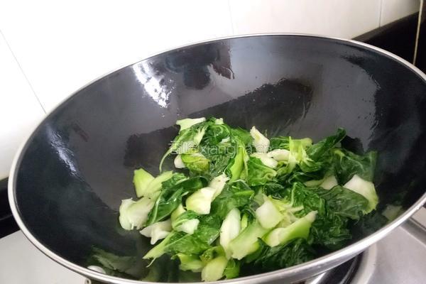 番茄酱炒青菜的做法图解3