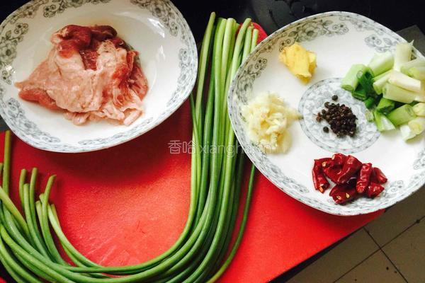 羊肉炒蒜薹的做法图解1