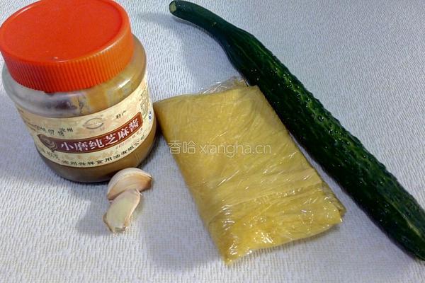芝麻酱拌黄瓜豆皮的做法图解1