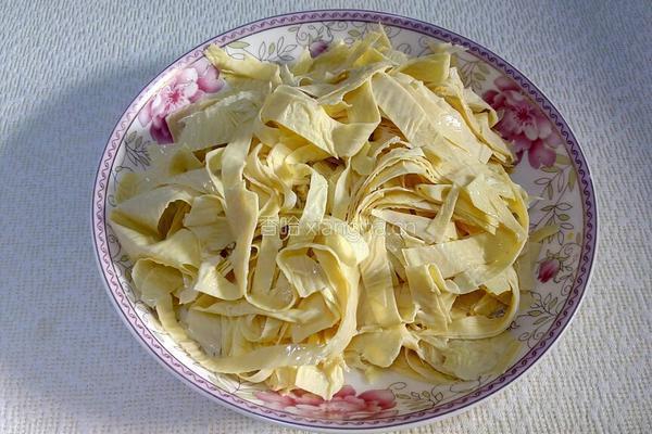 芝麻酱拌黄瓜豆皮的做法图解3