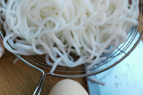鸡蛋炒桂林米粉的做法图解1