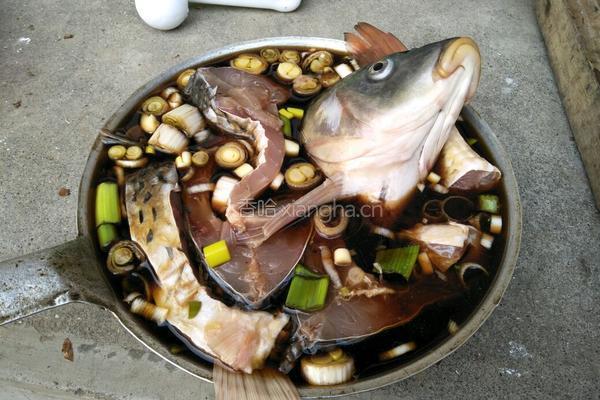清蒸酱香鱼的做法图解1