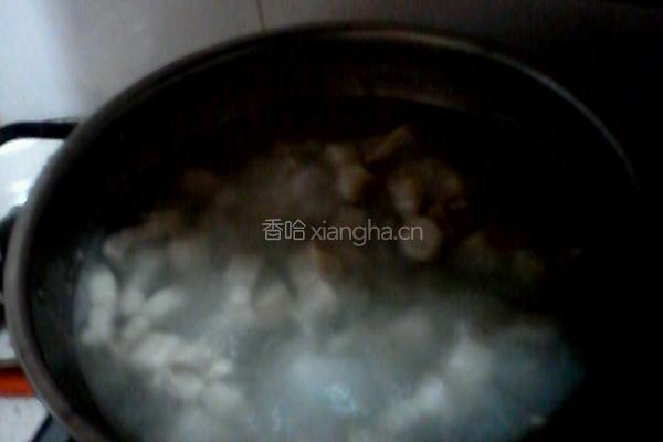 五花肉炖双豆（土豆豆角）的做法图解1