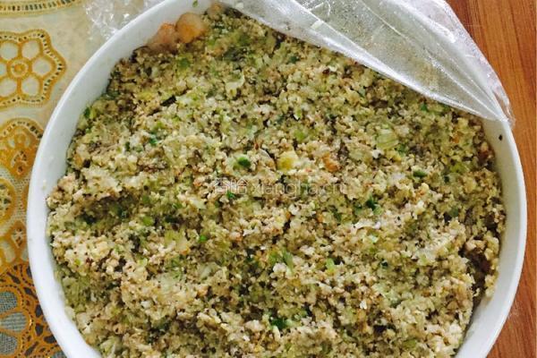 牛油果皮的香菇虾仁饺子的做法图解3
