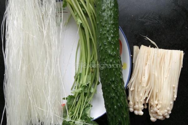 凉拌黄瓜粉丝金针菇的做法图解1