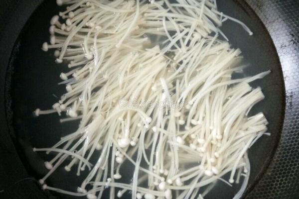 凉拌黄瓜粉丝金针菇的做法图解3