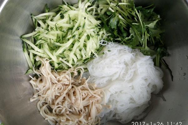 凉拌黄瓜粉丝金针菇的做法图解5
