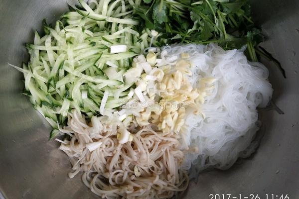 凉拌黄瓜粉丝金针菇的做法图解8