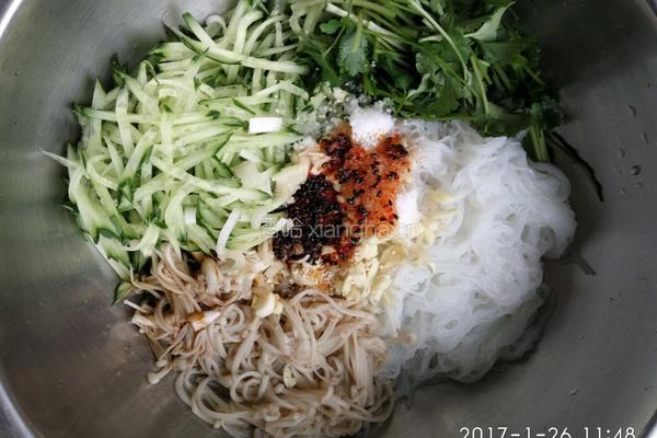 凉拌黄瓜粉丝金针菇的做法图解9