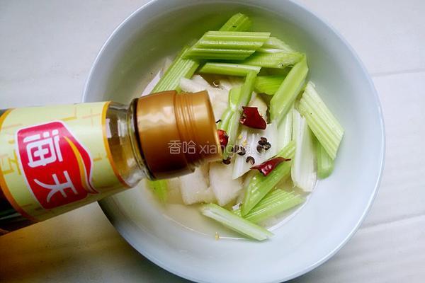 爽口西芹拌萝卜皮的做法图解4