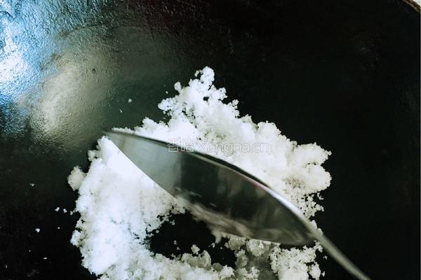 糖霜花生米的做法图解2