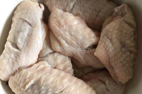 电饭煲焖鸡翅的做法图解1