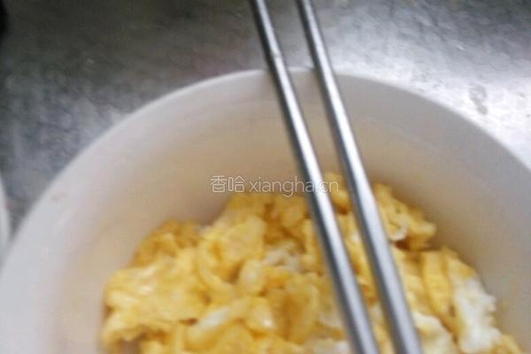 胡萝卜虾仁炒蛋的做法图解1