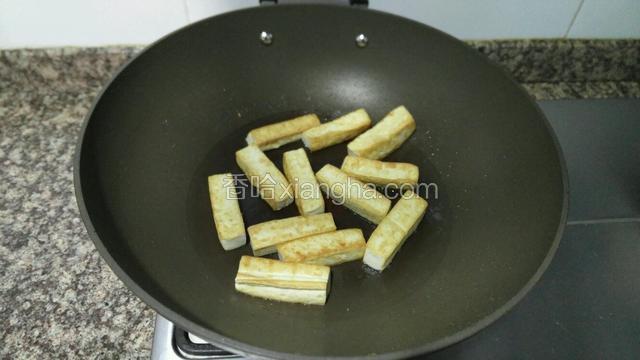 豆腐四面煎至金黄捞出摆盘。
