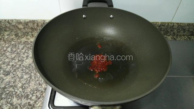 锅内热油，下豆瓣酱炒香。