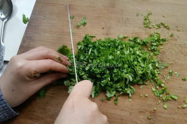 芹菜猪肉饺子的做法图解1