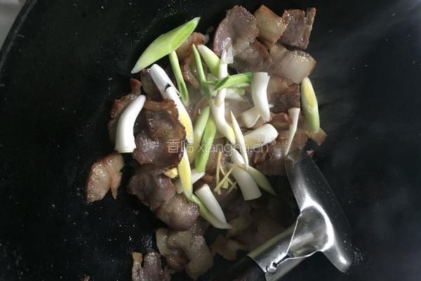 榨菜头炒腊肉的做法图解2