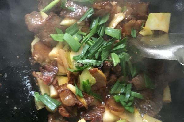 榨菜头炒腊肉的做法图解5
