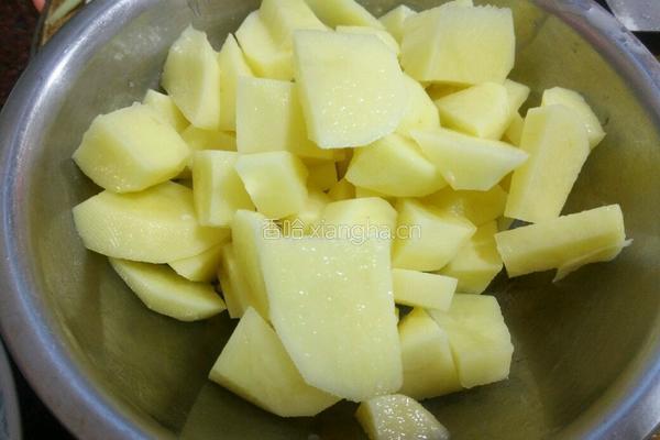 土豆烧排骨的做法图解1