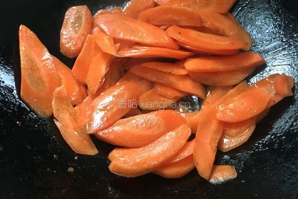 胡萝卜炒肉的做法图解1
