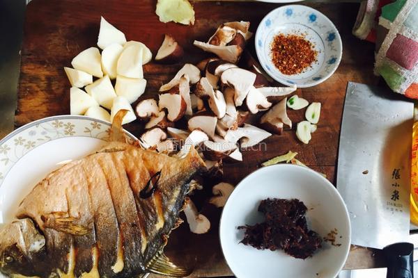 郫县豆瓣香菇鸡爪烧鲳鱼的做法图解1