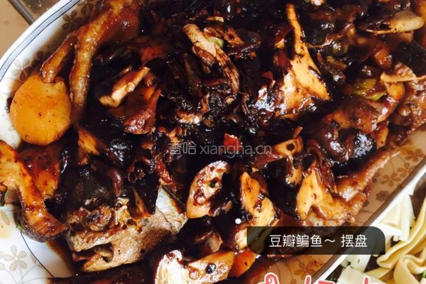 郫县豆瓣香菇鸡爪烧鲳鱼的做法图解3