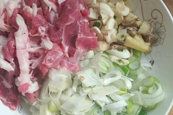 青椒木耳炒肉的做法图解1