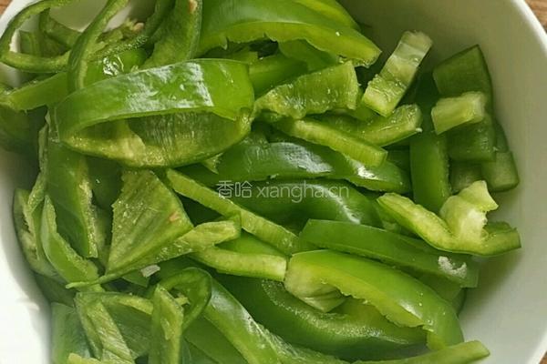 青椒木耳炒肉的做法图解3