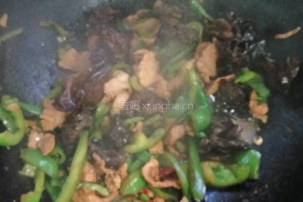 青椒木耳炒肉的做法图解4