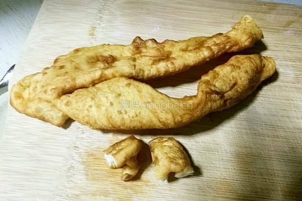 油条果子鸡蛋汤的做法图解1