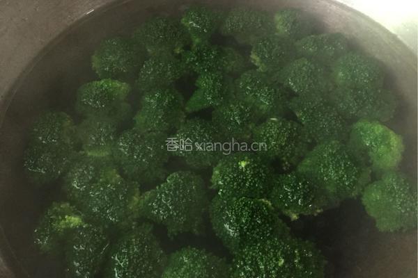 鳐柱鲍汁扒西兰花的做法图解2