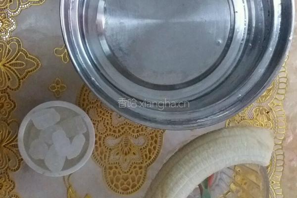 糖汁香蕉的做法图解1