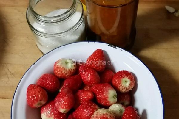 自制草莓酱的做法图解1