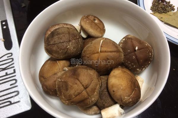 私房花菇啤酒鸡的做法图解2