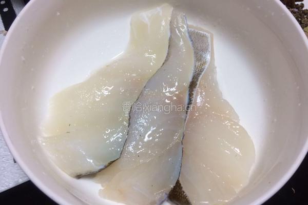 私房劲辣烧鳕鱼的做法图解1