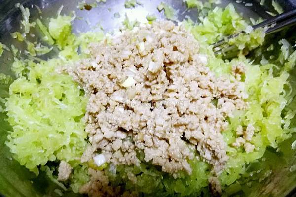 莴笋猪肉饺子的做法图解11