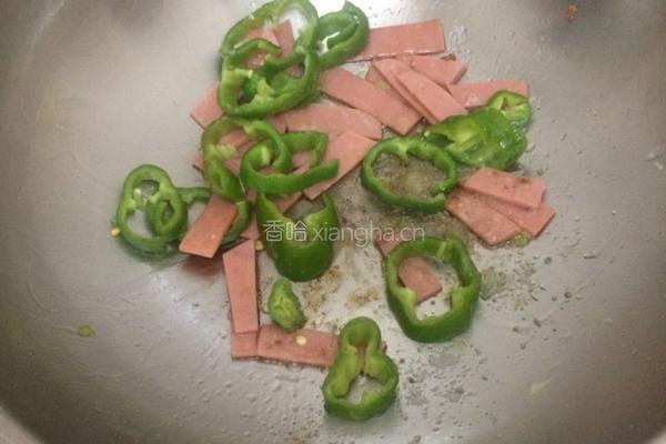 青椒鸡蛋炒火腿的做法图解4
