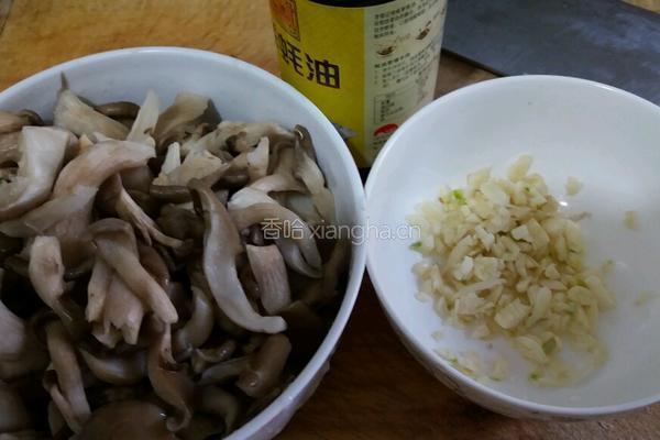 秘制蒜蓉蚝油蘑菇的做法图解1