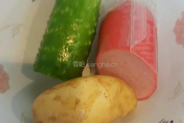 土豆黄瓜红肠色拉的做法图解1