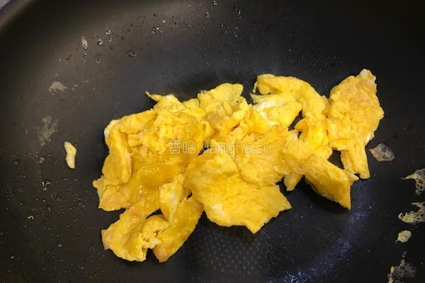 青椒炒鸡蛋配松花蛋的做法图解6